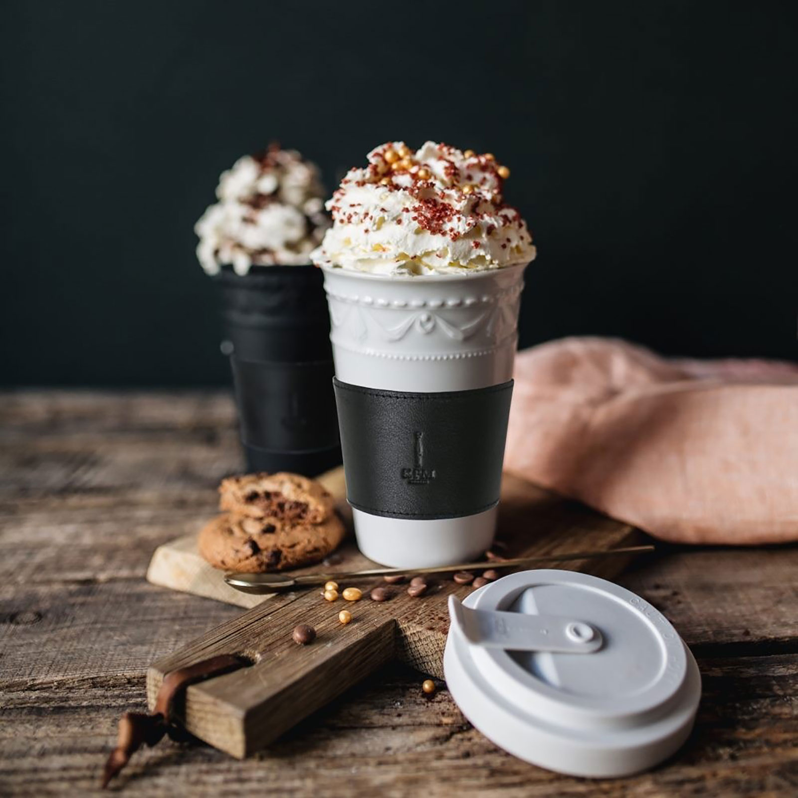 KPM - Berlin Kurland To-Go Becher Set Black&White mit Deckel & 2 Ledermanschetten